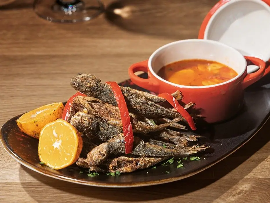 Estrela na série "Rabo de Peixe": à descoberta de chicharros fritos com molho vilão, receita típica dos Açores