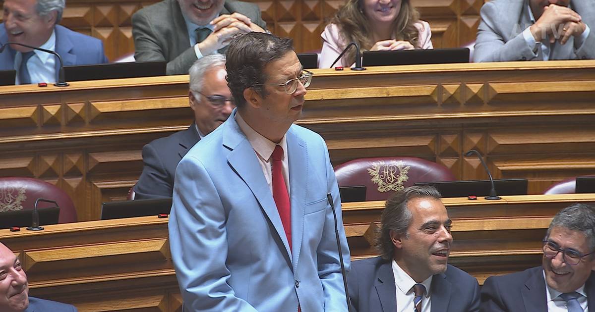 A eleita do Only Fans, Pinto “depenado” e até Gipsy Kings: deputado do PSD diverte AR com ataque ao Chega