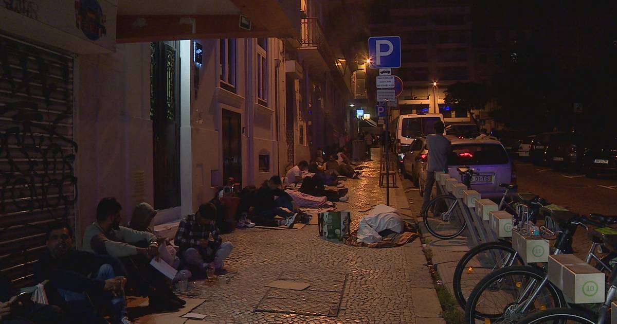 "Isto é humilhante, mas não temos outra alternativa": mais de 100 pessoas passam noite à porta da AIMA