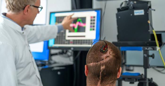 Implantado na Alemanha dispositivo que permite a tetraplégico controlar braço robótico com a mente