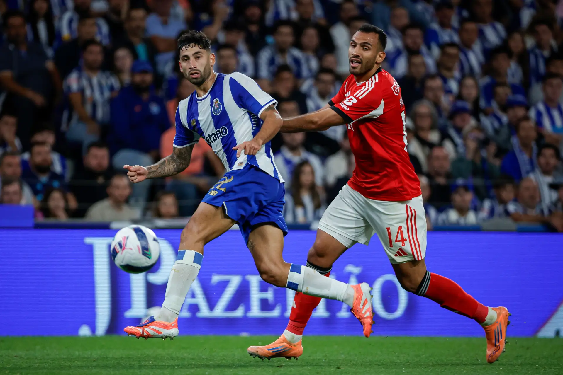 Alan Varela, do FC Porto, e Vangelis Pavlidis, do Benfica, disputam a bola durante a partida da Primeira Liga entre FC Porto e SL Benfica no Estádio do Dragão, a 5 de outubro de 2025, no Porto, Portugal.