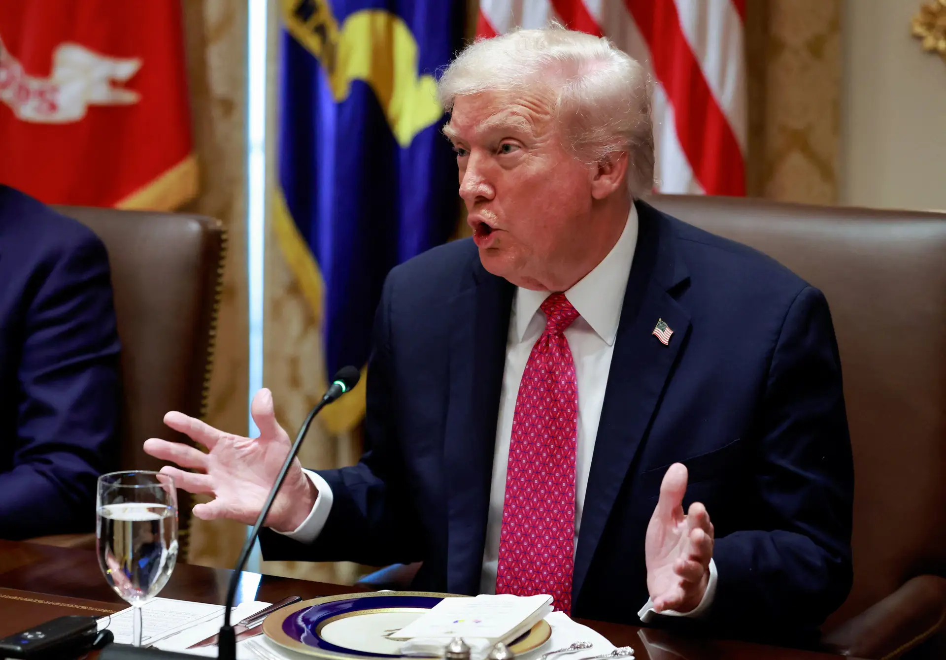 Trump nega plano de ataque à Venezuela após notícias sobre preparação de bombardeamentos