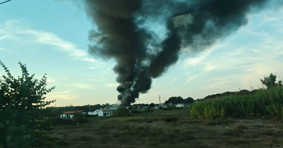 Incêndio deflagra em oficina no concelho de Palmela