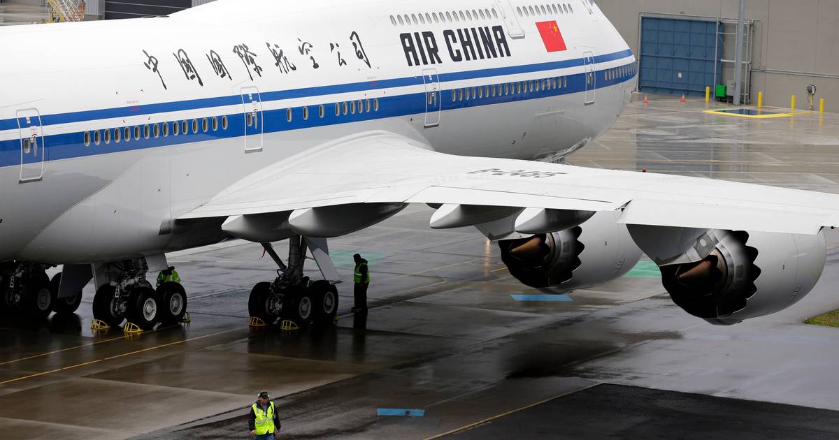Avião da Air China desviado após incêndio provocado por uma bateria