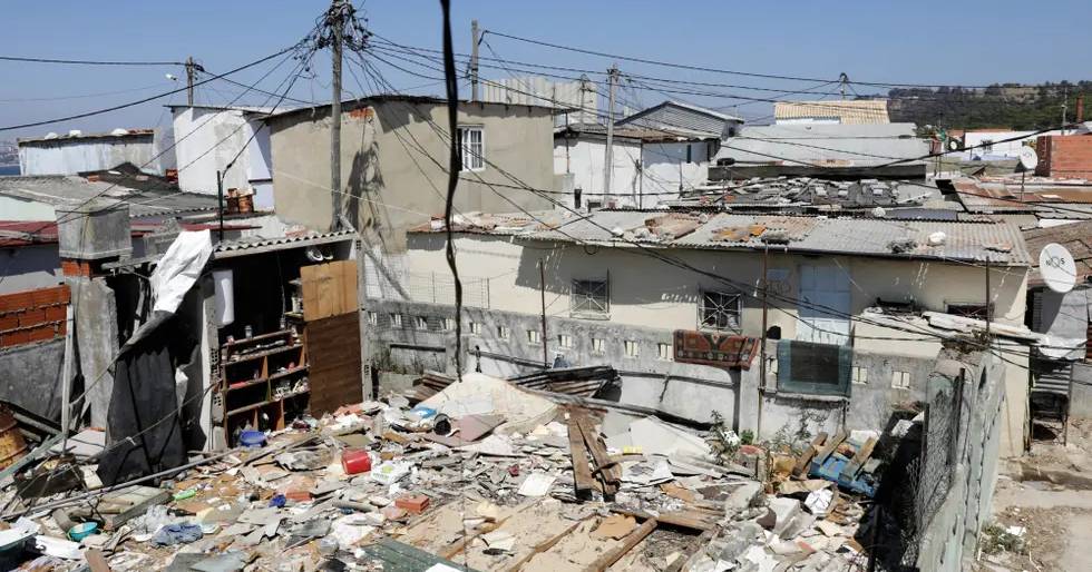 Sem água, sem luz e em construções precárias: como é a vida de centenas de famílias nos bairros de Almada