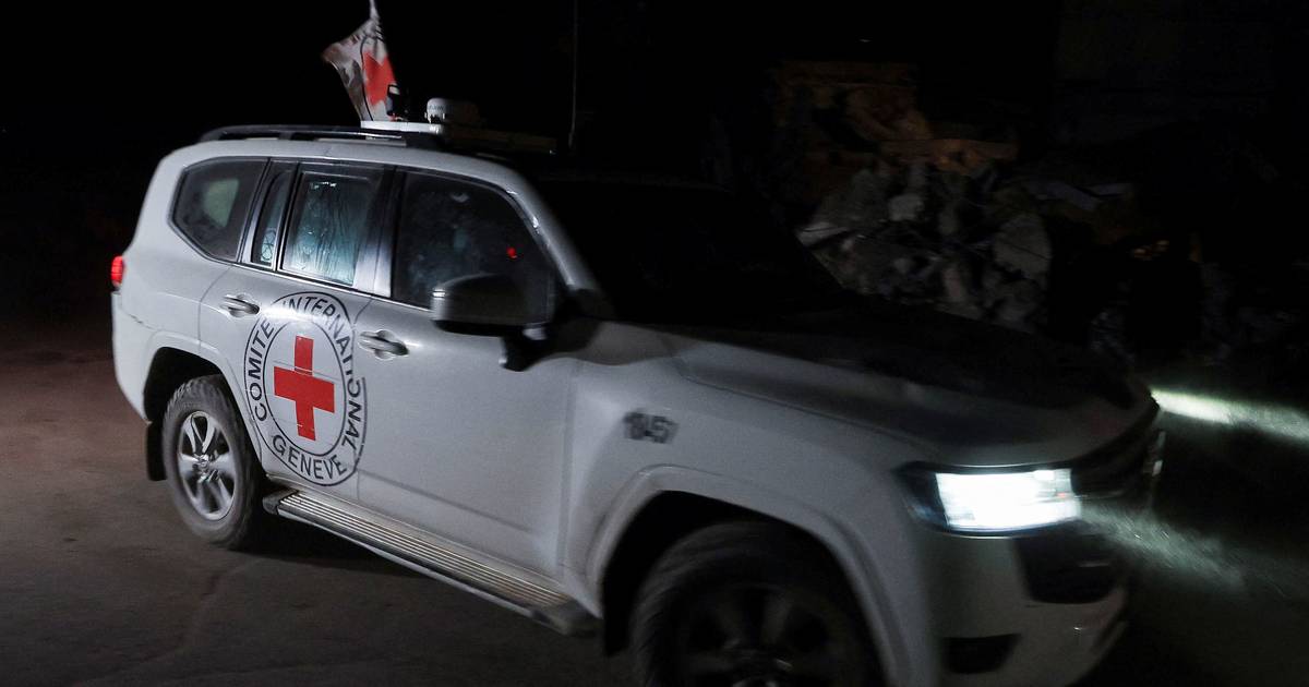 Hamas entrega mais dois caixões de reféns mortos à Cruz Vermelha