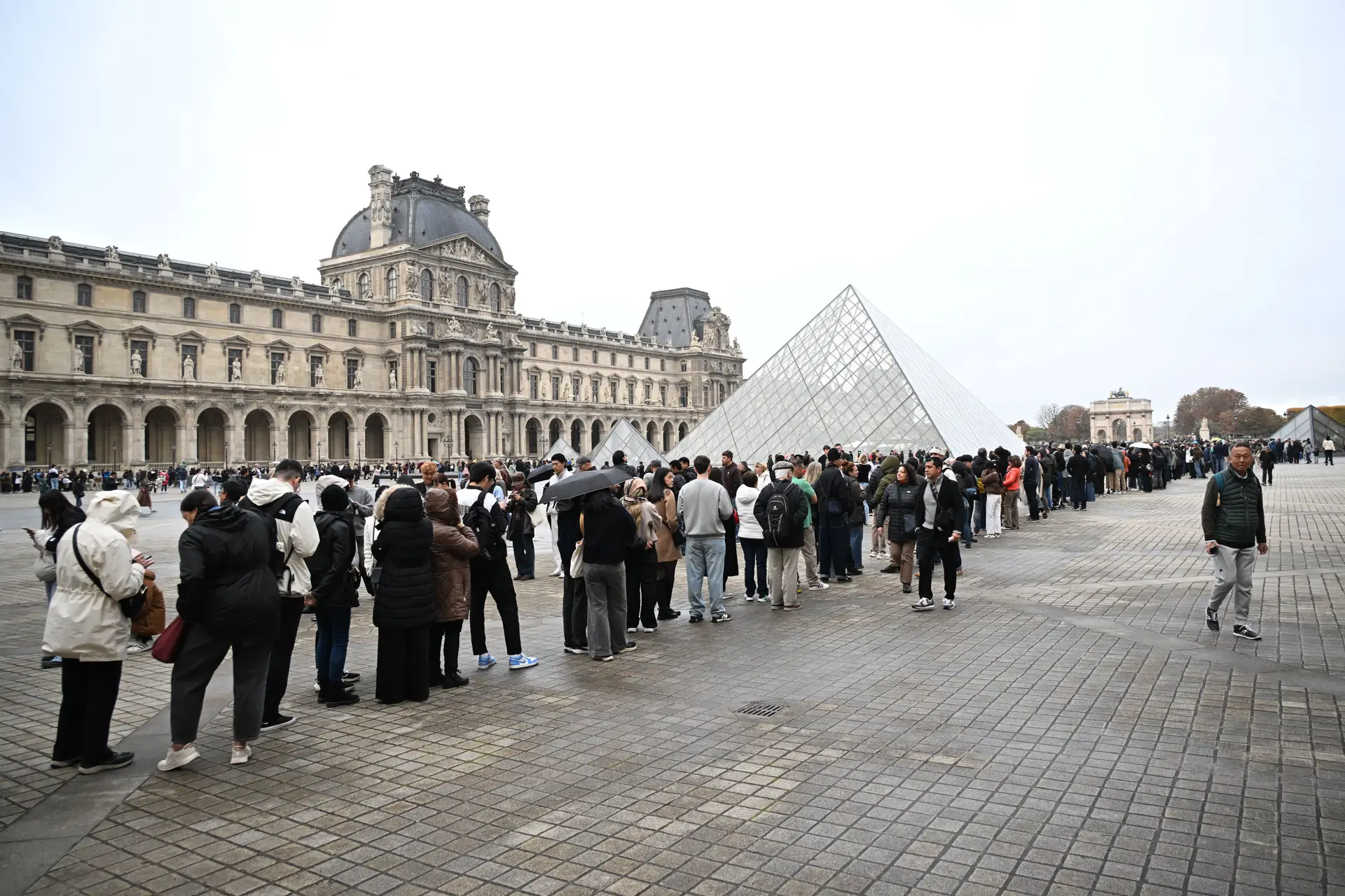 Museu do Louvre volta a abrir portas aos visitantes após assalto