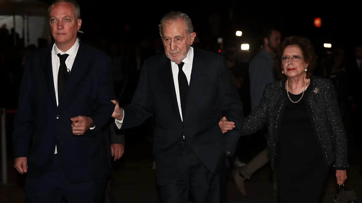 O antigo chefe de Estado general Ramalho Eanes (C), acompanhado pela sua mulher Manuela Ramalho Eanes, à chegada ao velório de Francisco Pinto Balsemão, antigo líder do PSD, ex-primeiro-ministro e fundador do Expresso e da SIC, morreu na terça-feira aos 88 anos, no Mosteiro Jerónimos, em Lisboa, 22 de outubro de 2025.