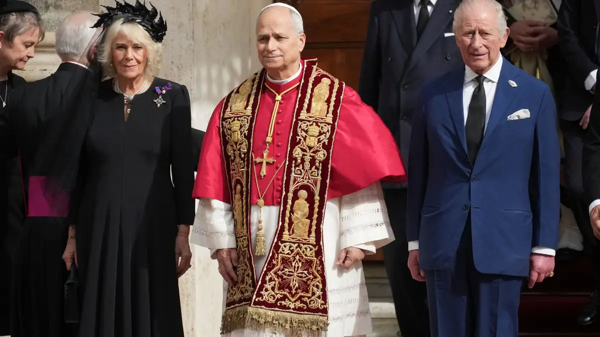 O Papa Leão XIV, ao centro, ladeado pelo rei Carlos III e pela rainha Camila do Reino Unido no Pátio de São Dâmaso, no Vaticano, após uma visita de Estado, e rezou com eles na Capela Sistina, quinta-feira, 23 de outubro de 2025.