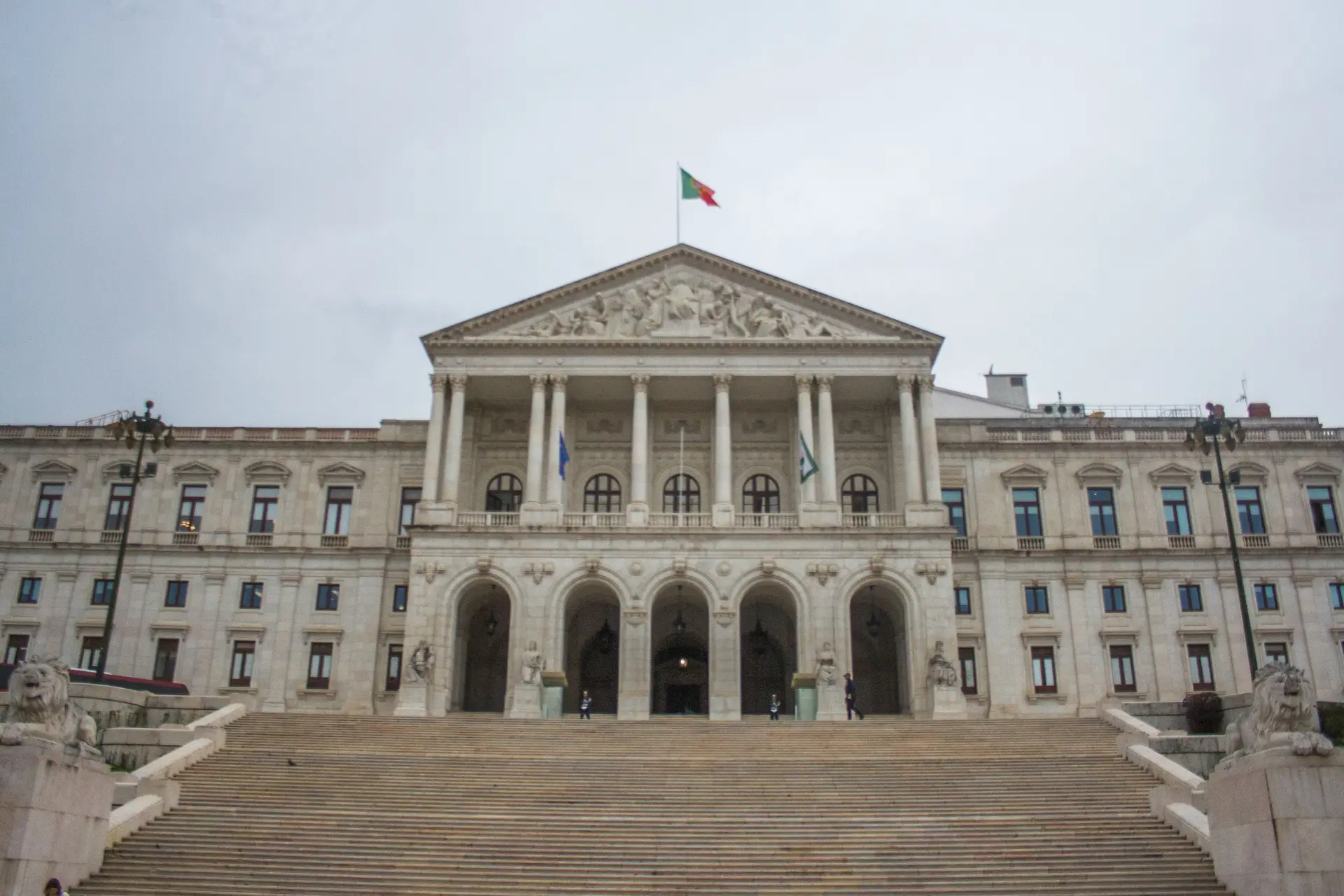 Parlamento assinala 50 anos do 25 de Novembro com sessão igual à da Revolução dos Cravos