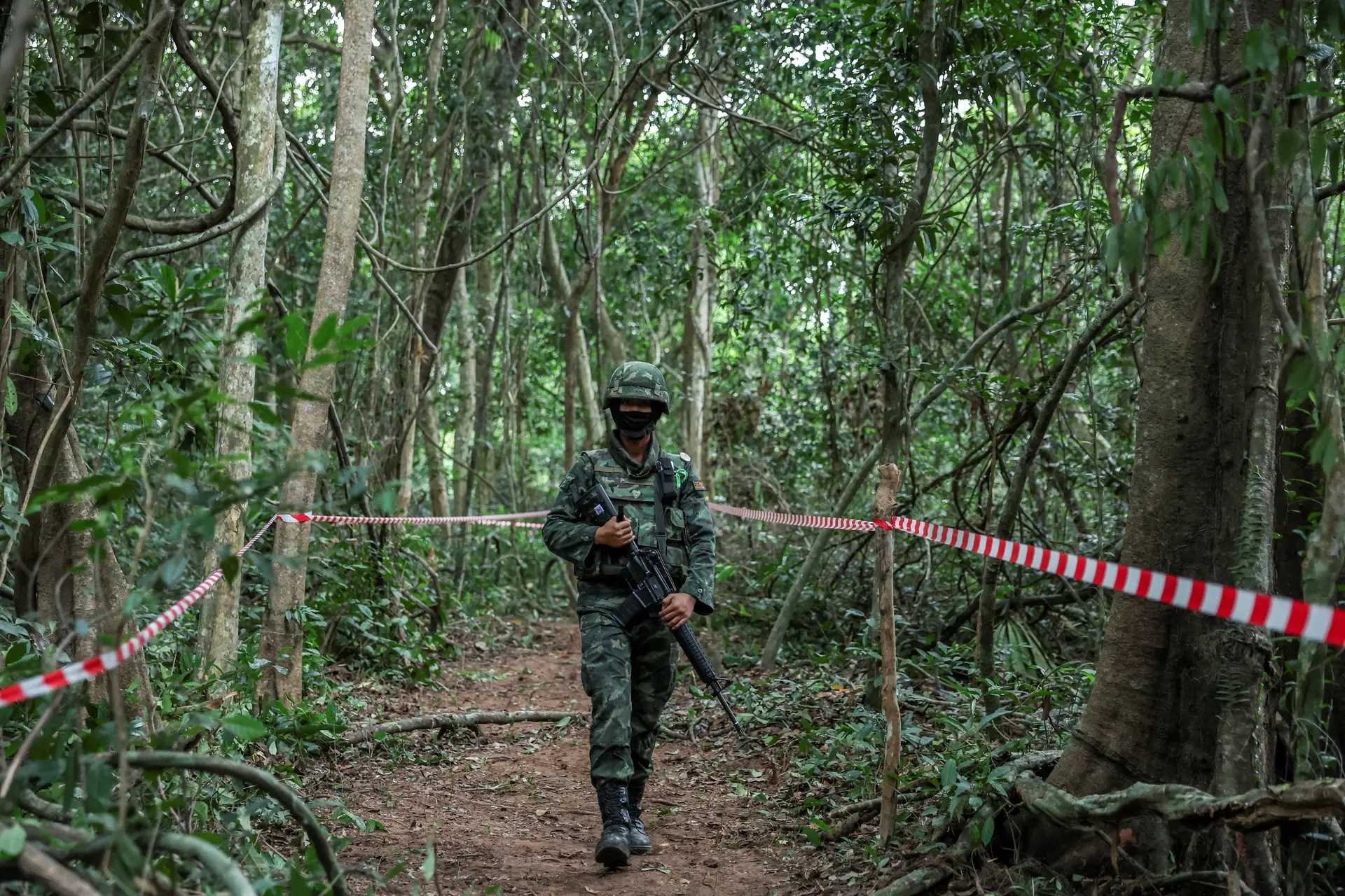 Militar tailandês junto à fronteira entre a Tailândia e o Camboja, na zona de Chong Chub Ta Mok, na província de Surin