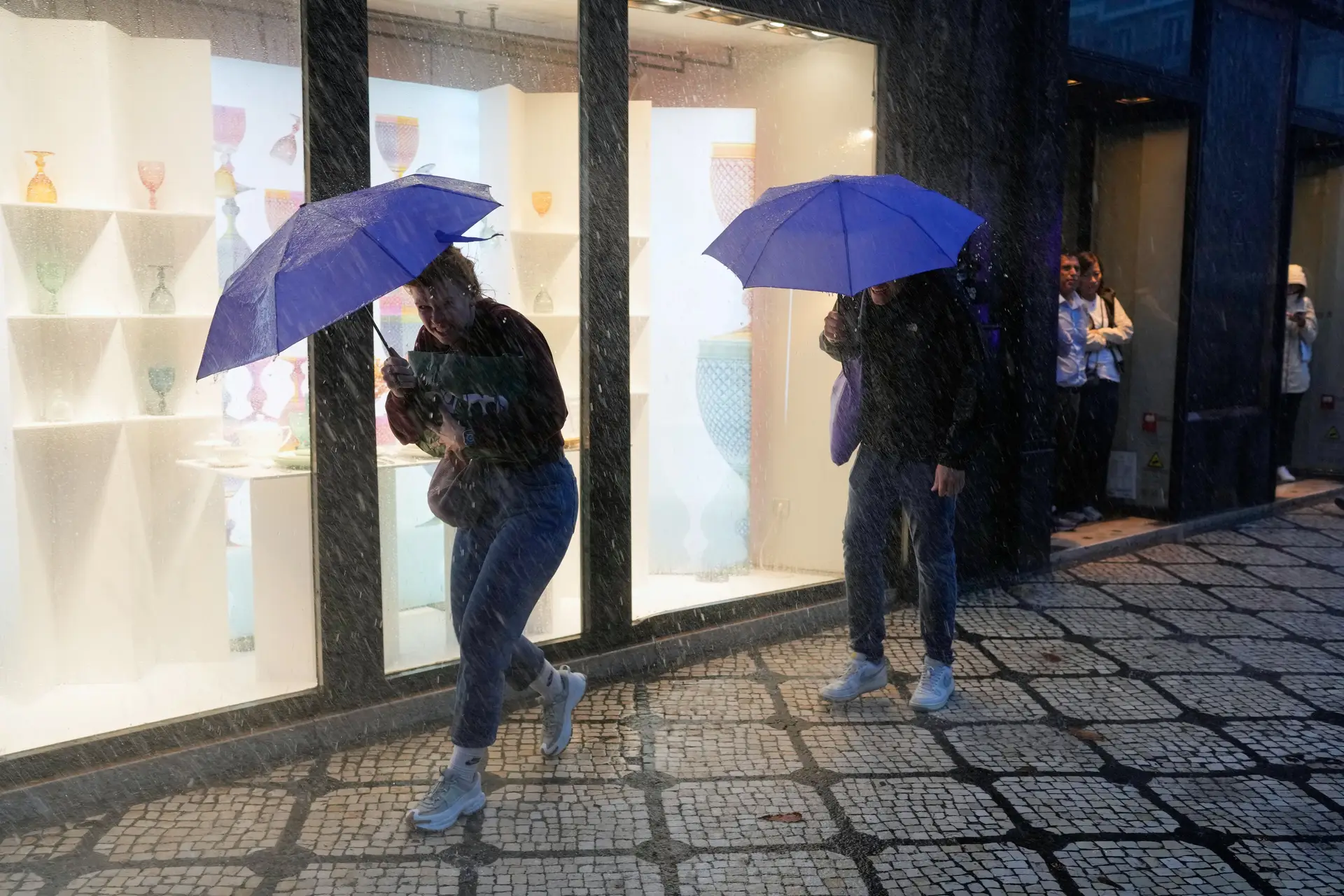 Mais de mil ocorrências registadas desde as 12:00 de terça-feira devido à chuva forte