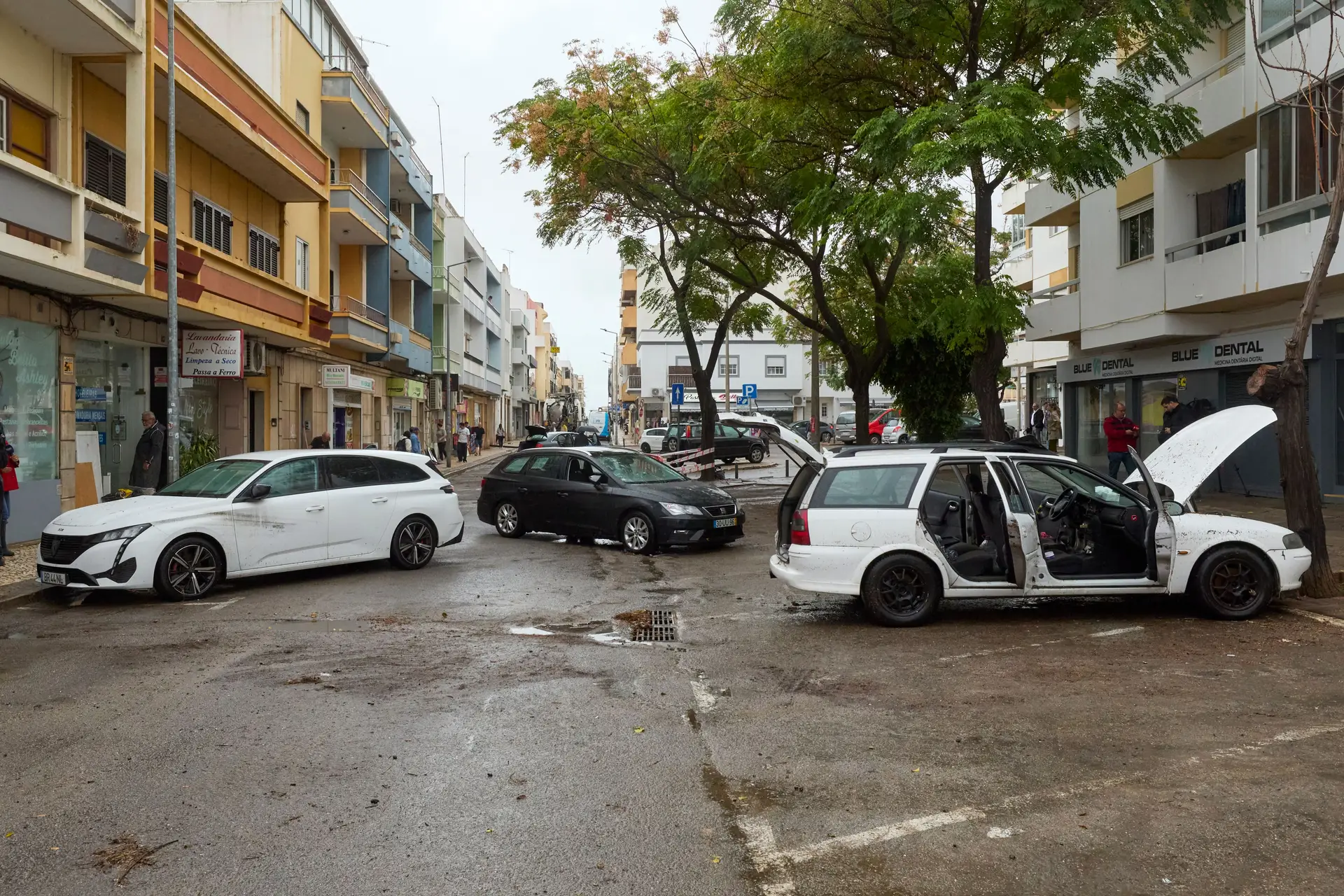 As imagens de uma manhã de cheias no Algarve, com mais de 50 ocorrências