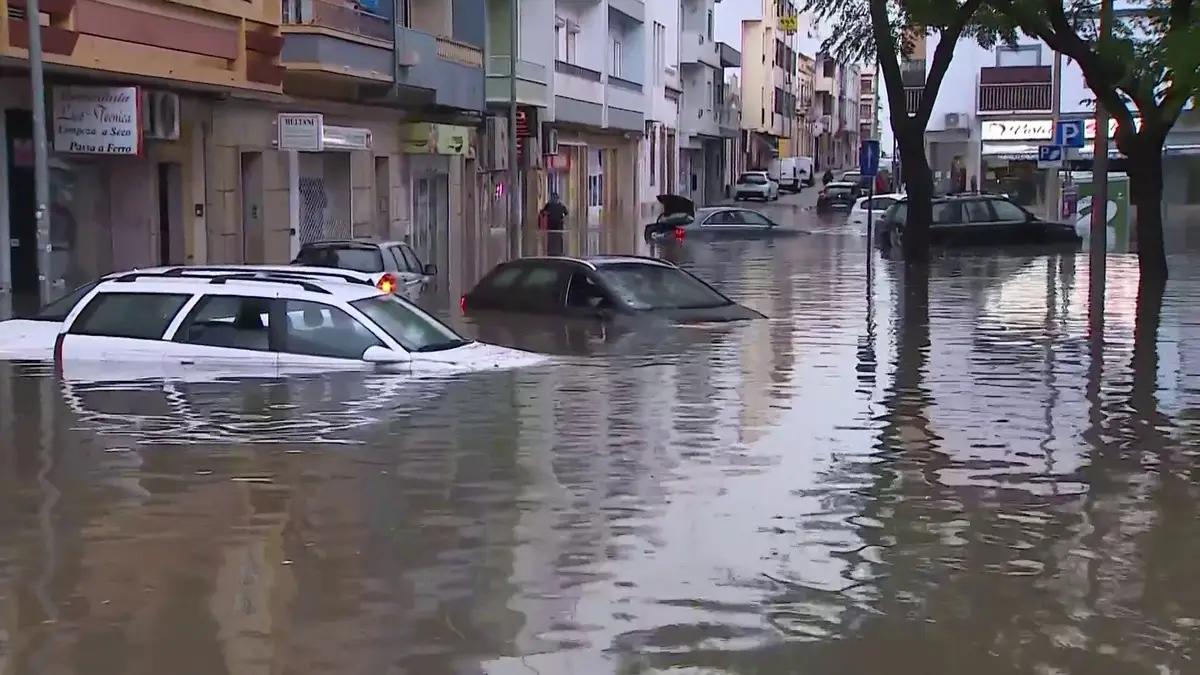 Cheias em Faro deixam carros quase submersos e comerciantes a contar prejuízos - SIC Notícias