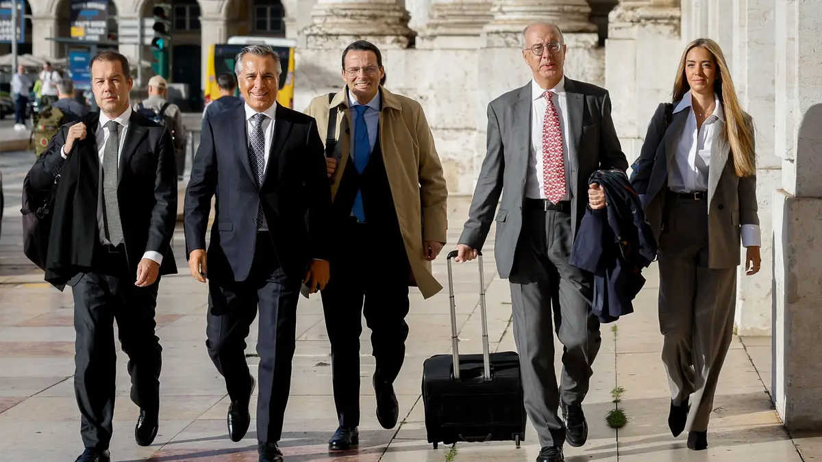 O antigo empresário de futebol, José Veiga (2-E), e o advogado Rogério Alves (2-D), à chegada ao Supremo Tribunal de Justiça para o início do julgamento do “Processo Lex”