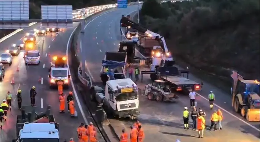 Trânsito cortado na A5 no sentido Cascais-Lisboa devido a despiste de camião