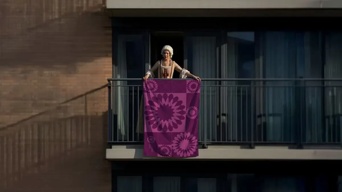 A bandeira Recordar 1755 "homenageia os heróis que continuam na linha da frente, recordando que a memória é também um gesto de reconhecimento e apoio".