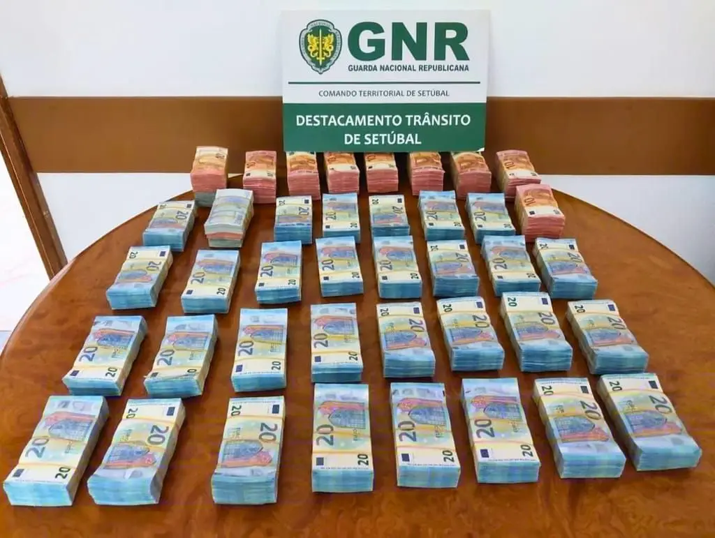 Homem detido em Almada com 200 mil euros em dinheiro após fuga à GNR