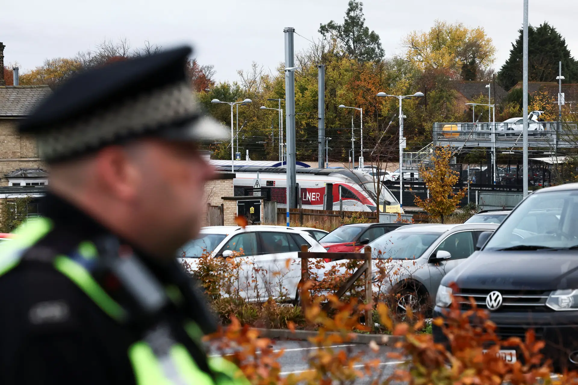 Ataque com faca em comboio com destino a Londres faz 10 feridos