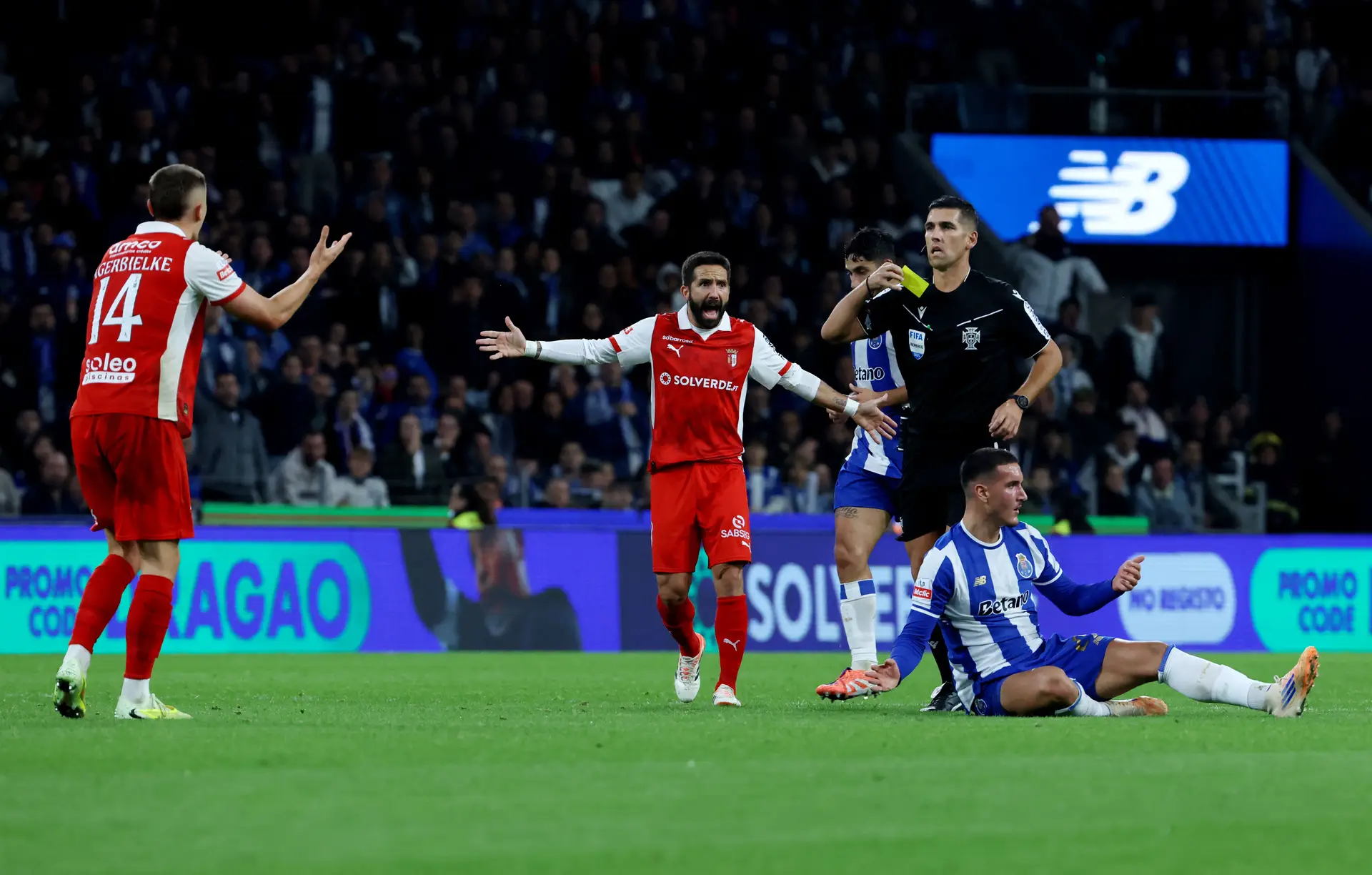 Tentativa de pressão ao árbitro não é crime, mas Liga "tem de disciplinar estes comportamentos"