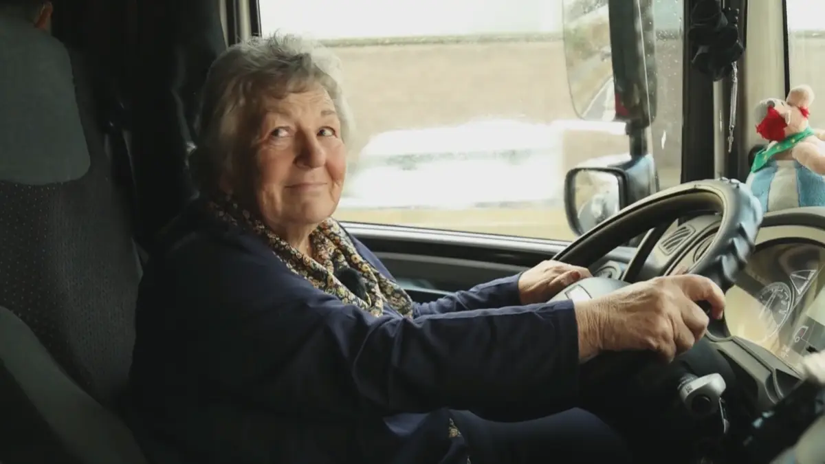 É avó, tem 76 anos e continua ao volante: a história da camionista mais  velha da Alemanha