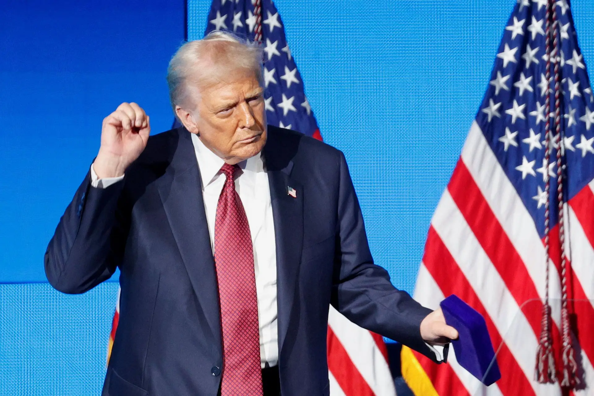 Vídeo de Donald Trump a dançar com espada na mão é real?