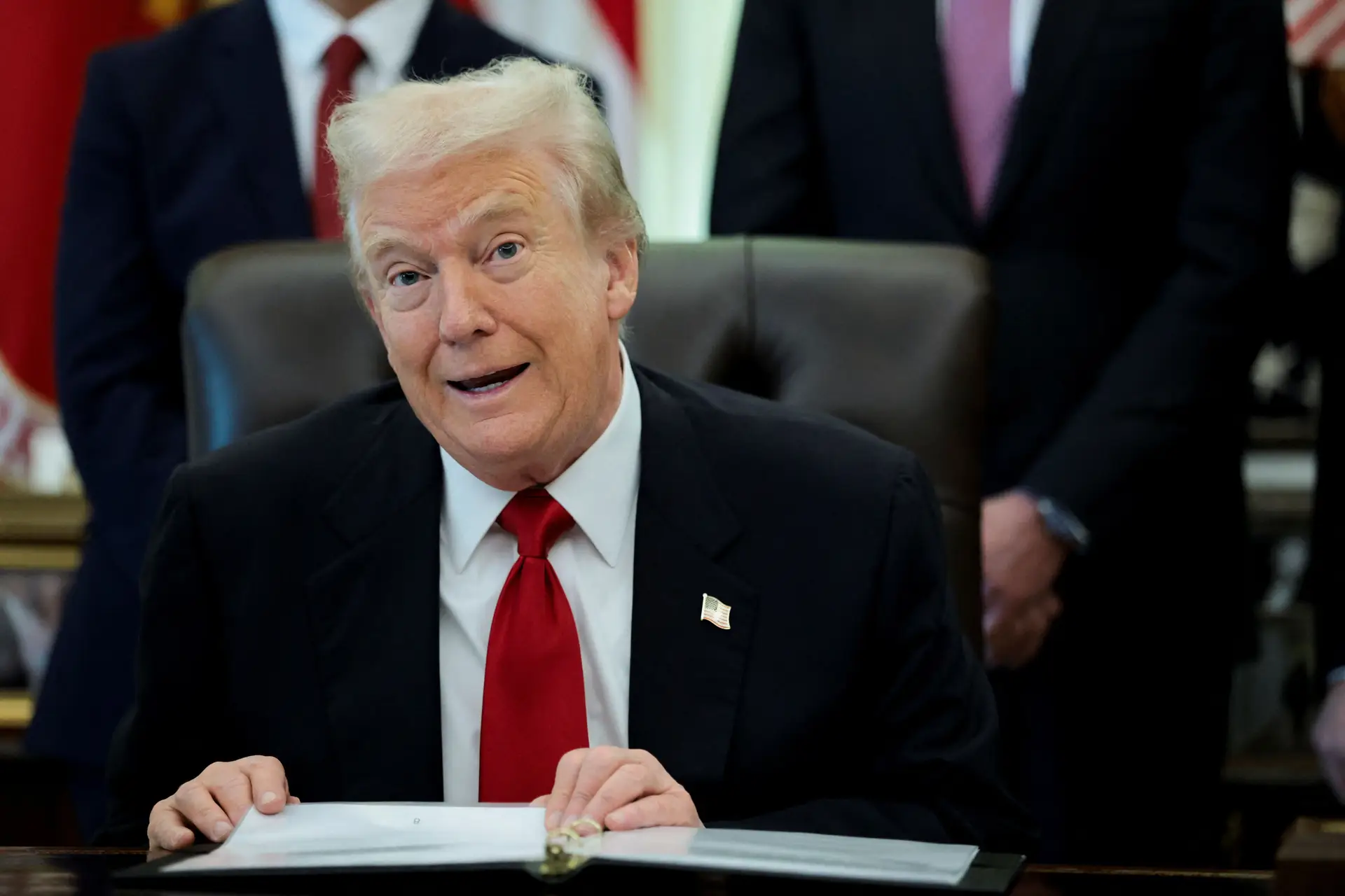 Supremo autoriza Trump a impedir pessoas transgénero de escolherem sexo no passaporte