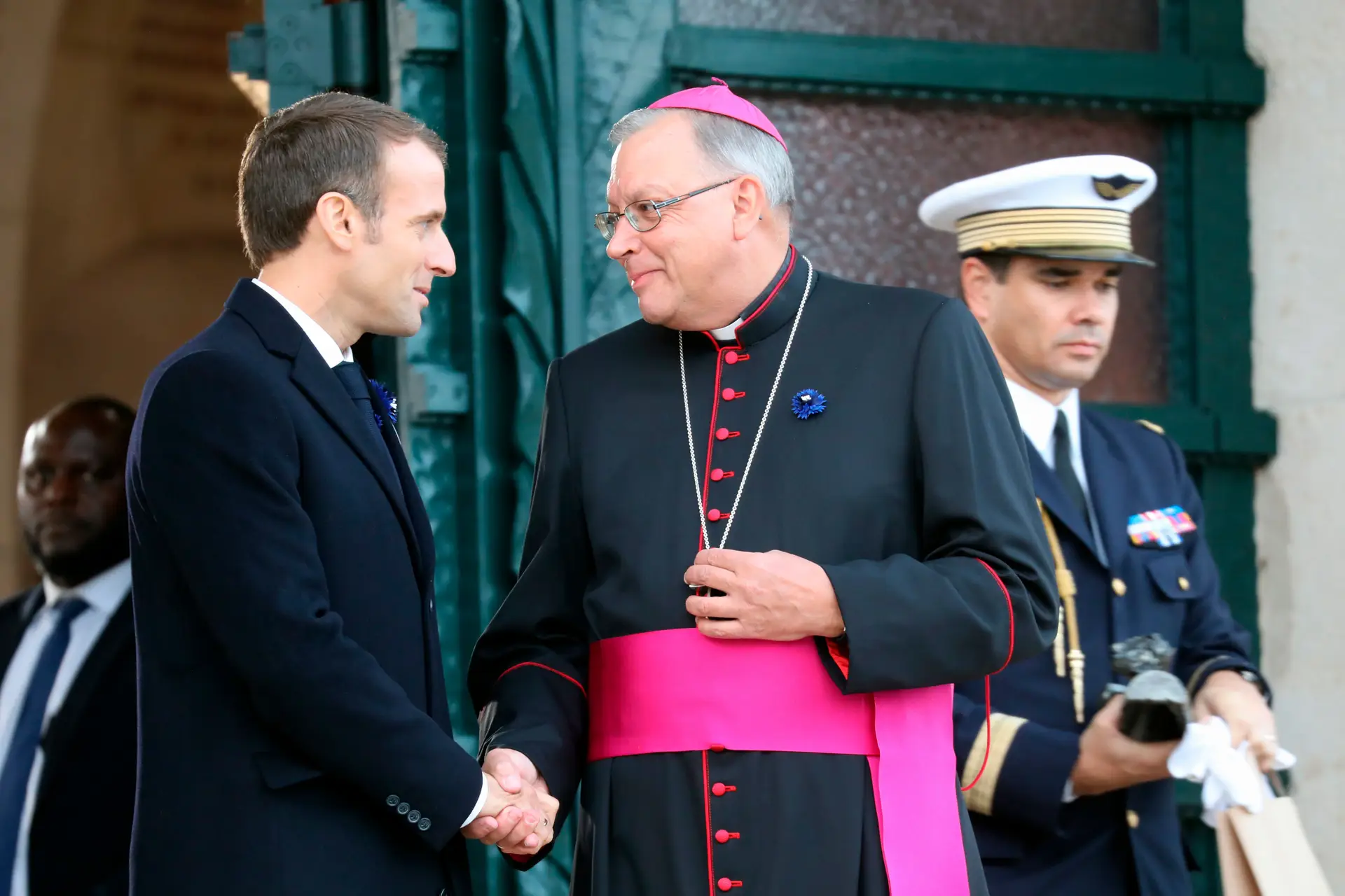 Vaticano abre investigação a antigo bispo francês por "relações" com "mulheres"