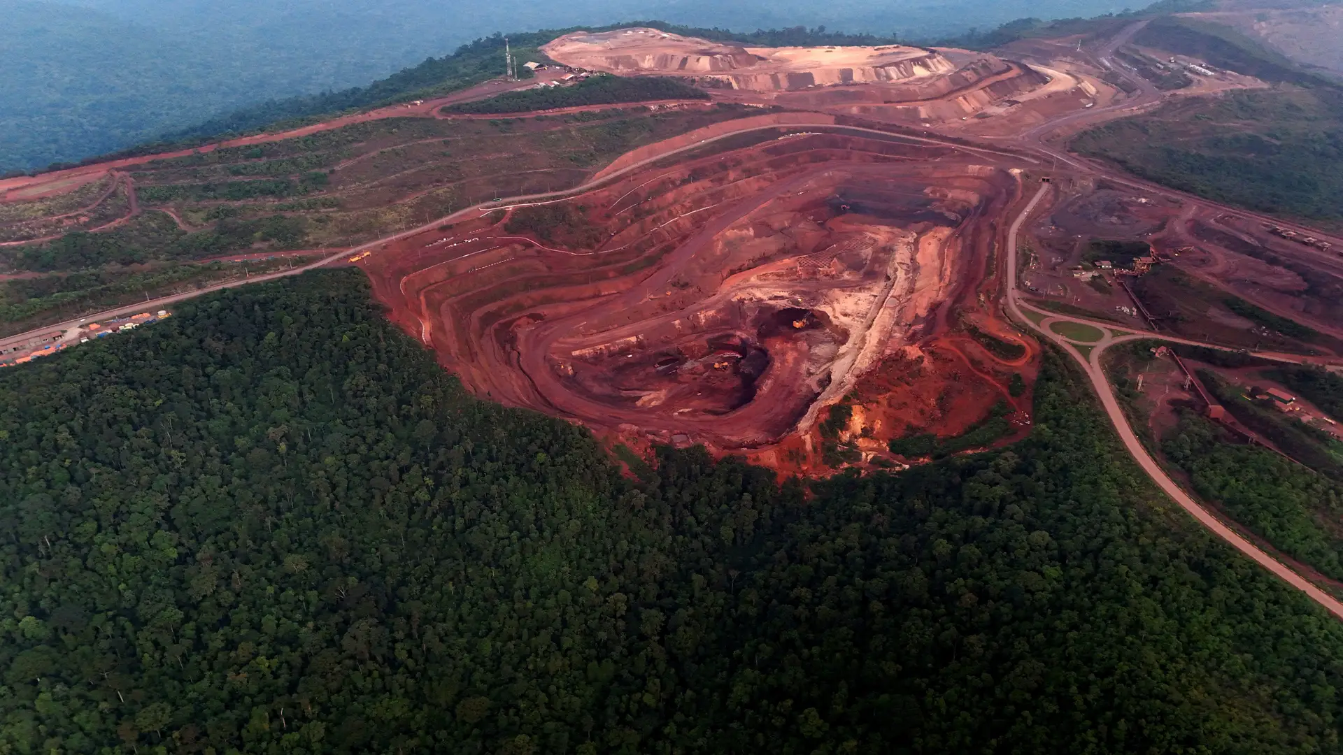 A maior mina de ferro do mundo, operada pela empresa mineira brasileira Vale, no meio de uma vasta reserva na Floresta Nacional de Carajás, no estado do Pará, Brasil.