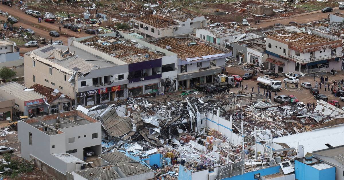 Tornado devasta 90% da área urbana de cidade no sul do Brasil