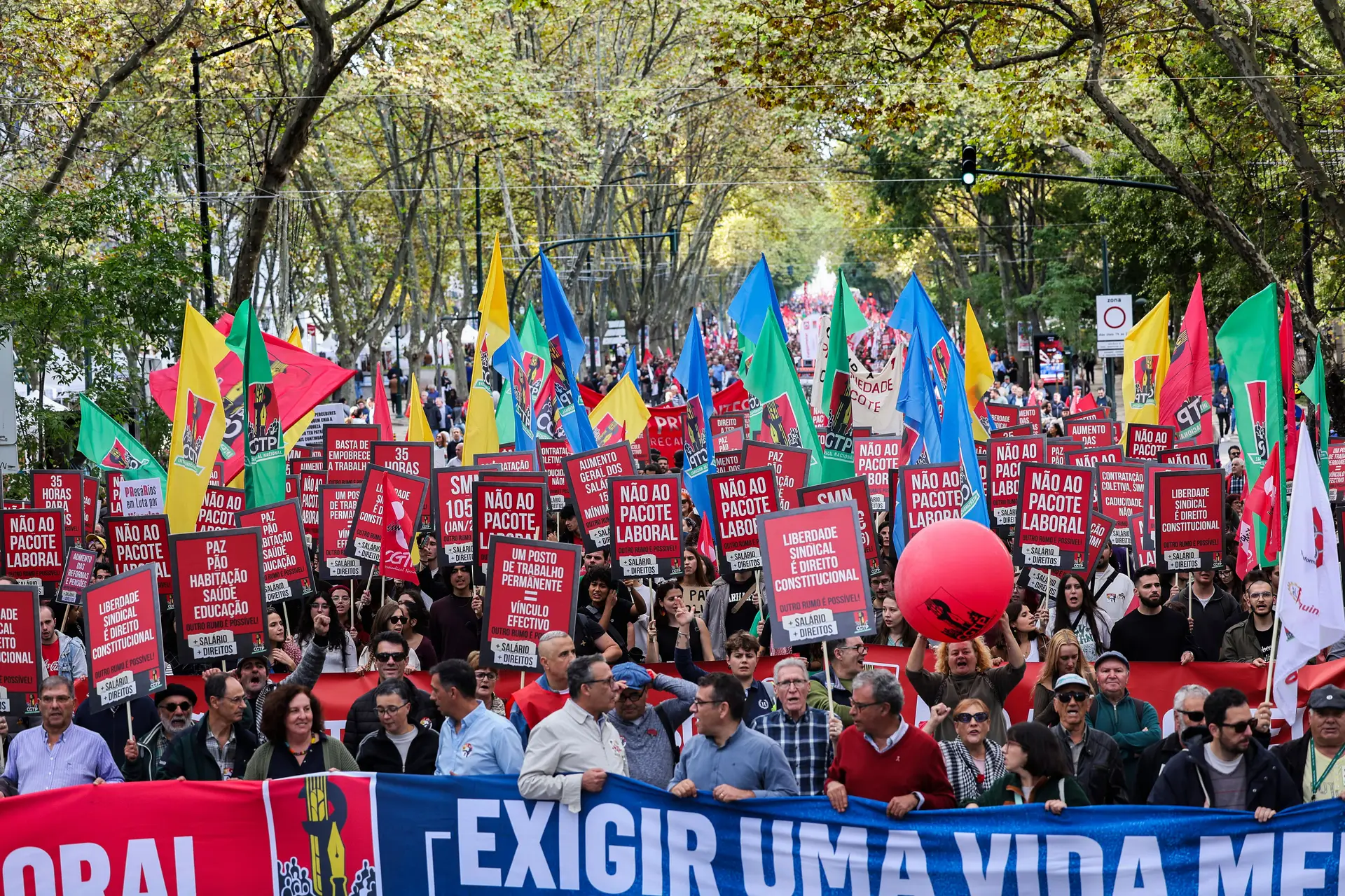 Milhares de trabalhadores marcham em Lisboa contra pacote laboral "do patrão"