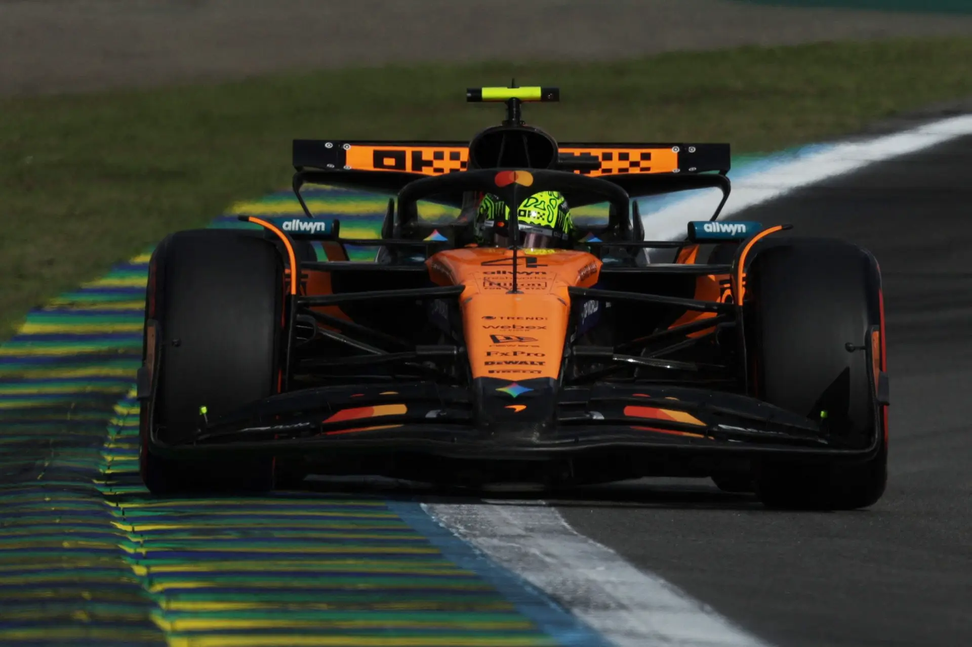 Fórmula 1: Lando Norris vence corrida sprint e garante 'pole' no Brasil, Verstappen desilude