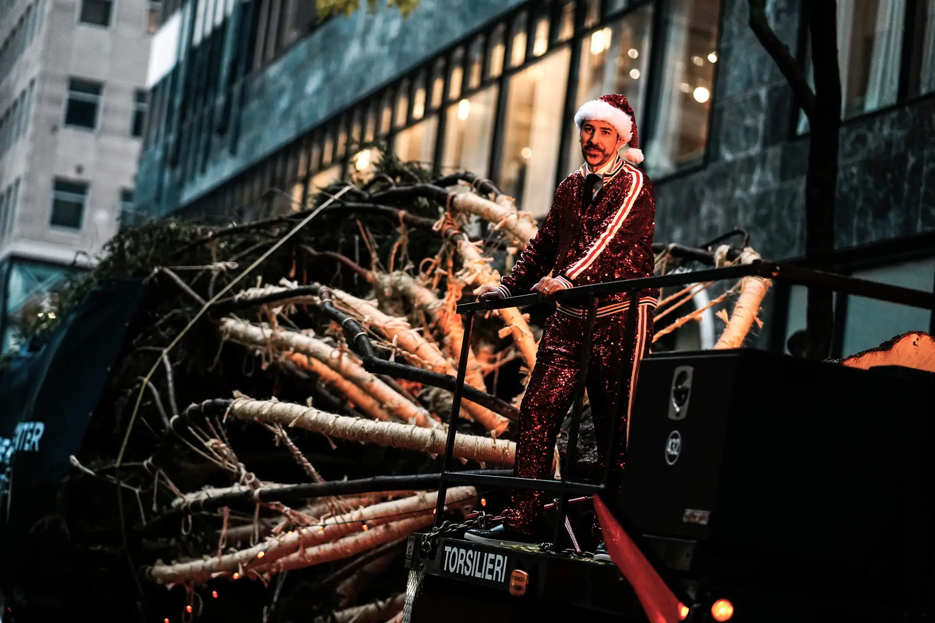 Já cheira a Natal em Nova Iorque: árvore de 23 metros içada no Rockefeller Center (terá 50 mil luzes)