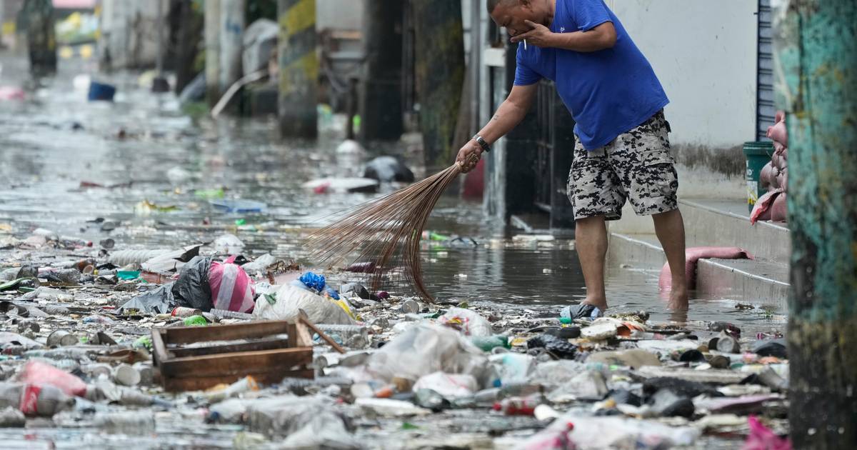 Supertufão que está a atingir as Filipinas provocou quatro mortos