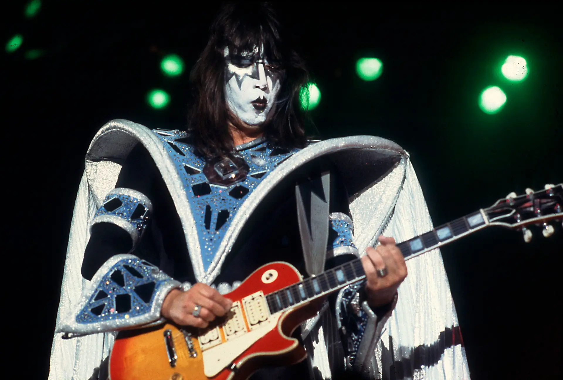 Revelada causa da morte de Ace Frehley, cofundador e guitarrista dos ...