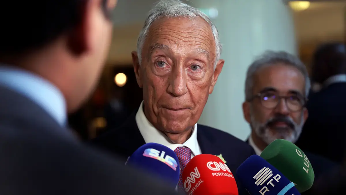 O Presidente da República, Marcelo Rebelo de Sousa, ladeado pelo ministro de Estado e dos Negócios Estrangeiros, Paulo Rangel (D), fala com os jornalistas após o desfile de celebração dos 50 anos de independência de Angola, Luanda, Angola, 11 de novembro de 2025. 