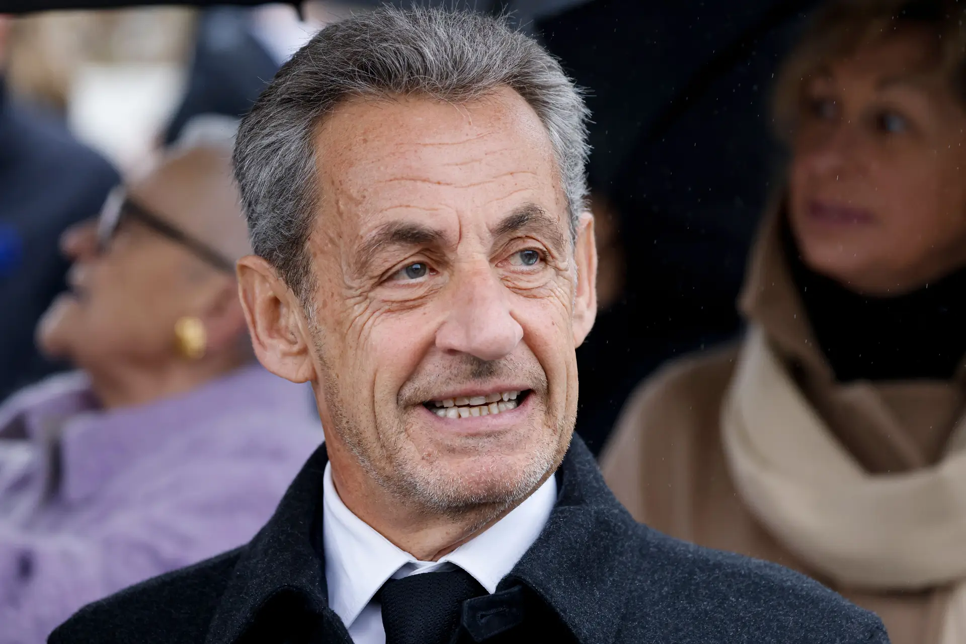 Com medo de ter comida envenenada ou cuspida, Sarkozy adotou dieta invulgar na prisão