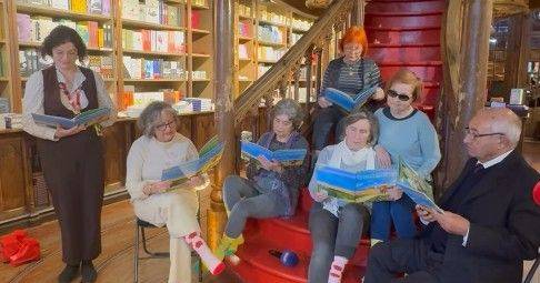 "Ler a meias": idosos partilham histórias e combatem a solidão na livraria Lello