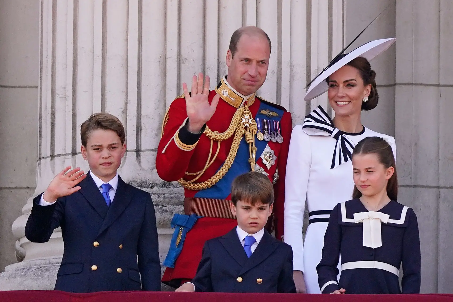O príncipe William e a princesa de Gales, Kate, surgem na varanda do Palácio de Buckingham com os filhos, o príncipe George, à esquerda, o príncipe Louis, ao centro, e a princesa Charlotte em Londres, no sábado, 15 de junho de 2024.