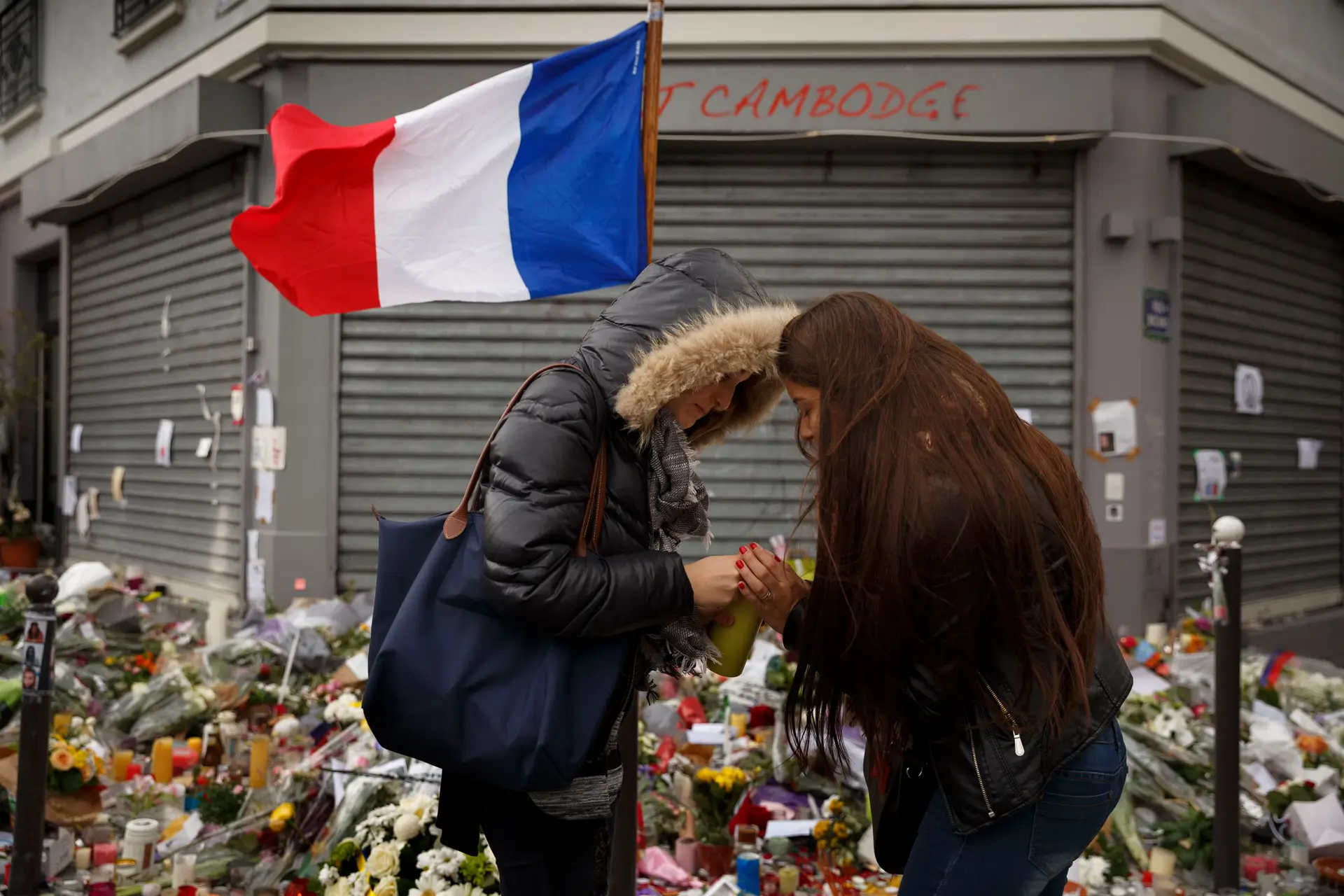 França assinala 10 anos dos atentados de Paris com homenagem às vítimas