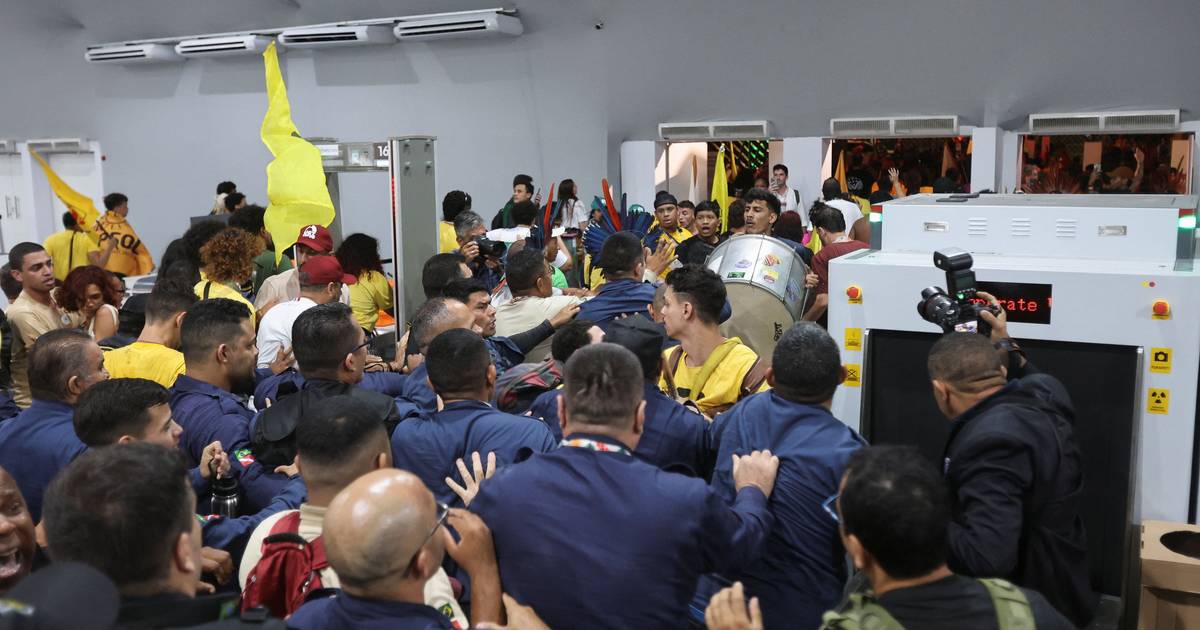 Ativistas climáticos invadem área restrita da COP30