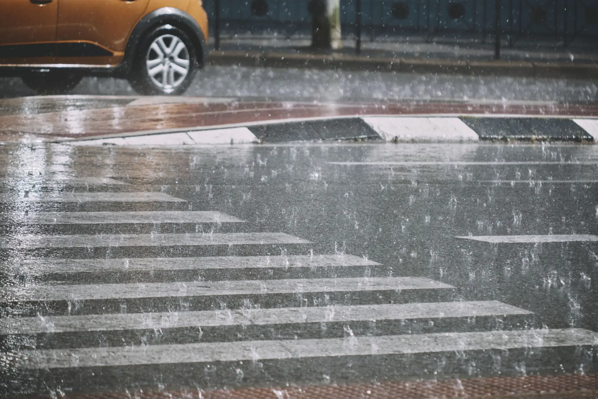 Trânsito cortado em vários sítios de Viana do Castelo devido à chuva intensa
