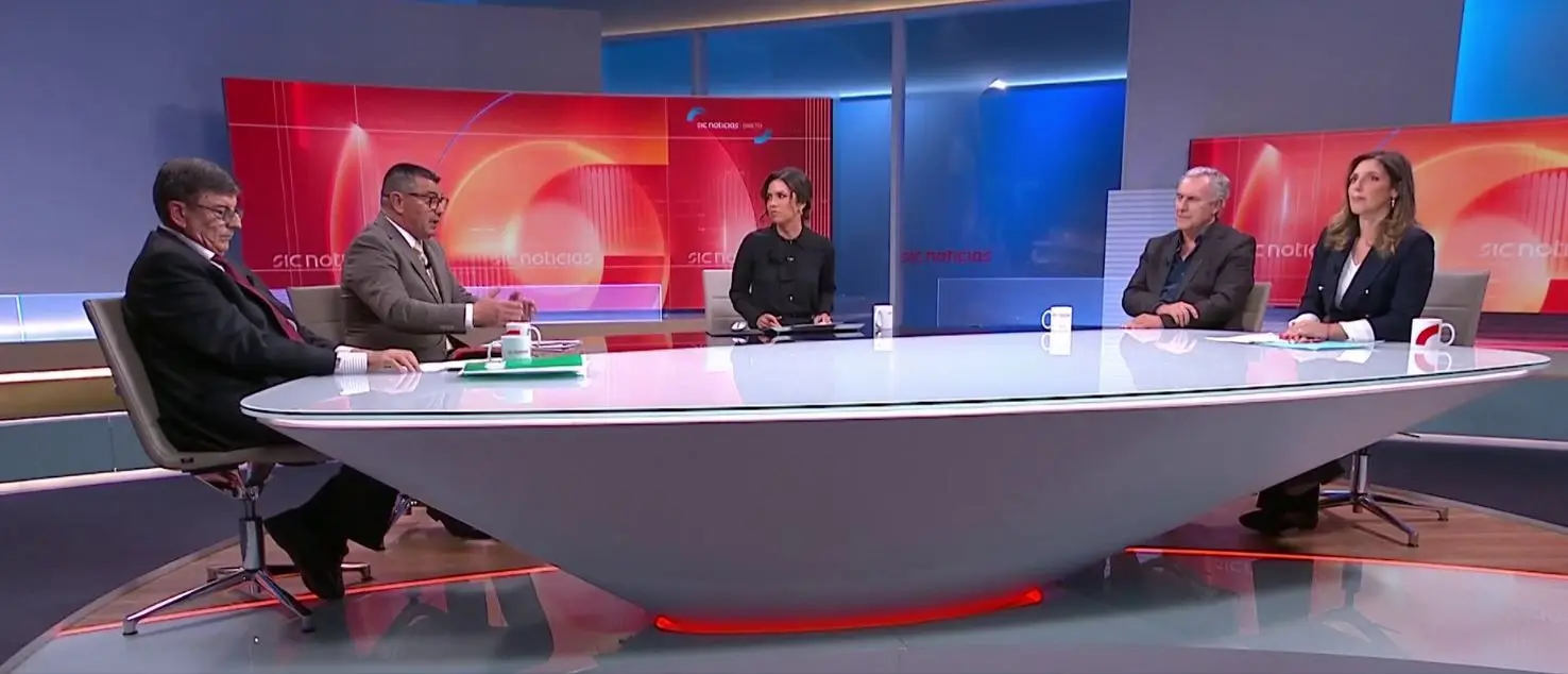 Cartazes devem ficar? Comunidade cigana "cercada", ódio é "óbvio" e a "jogada" de Ventura