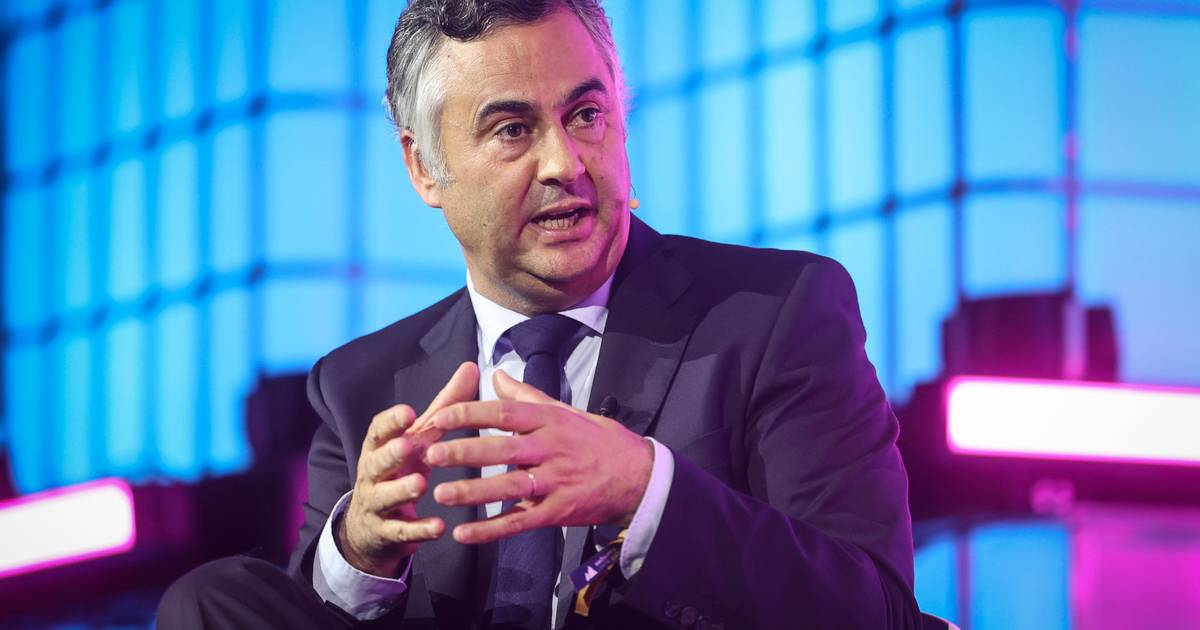 Ministro da Educação admite alargamento da proibição dos telemóveis nas escolas