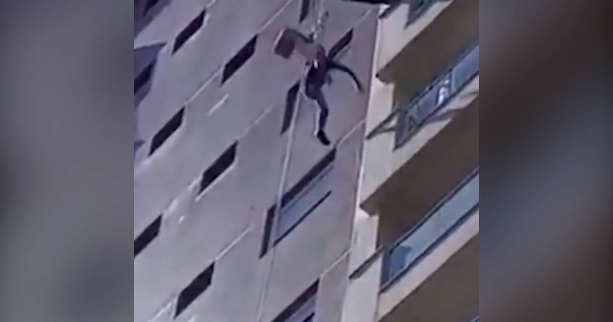 Momentos de pânico no Brasil: homem desmaia e fica pendurado no 9.º andar do prédio onde trabalhava