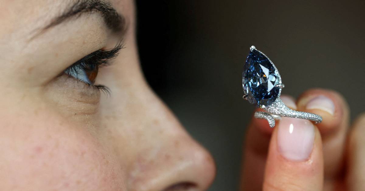 Diamante azul raro vendido por mais de 20 milhões de euros em leilão