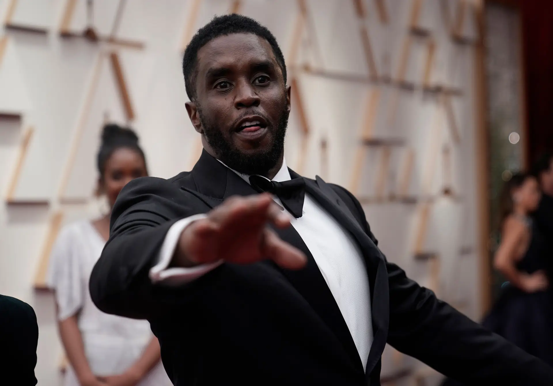 Rapper Sean 'Diddy' Combs surge irreconhecível na prisão