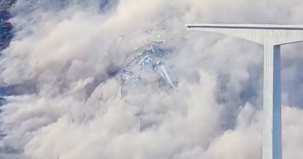 O momento em que uma ponte recém-inaugurada colapsa na China