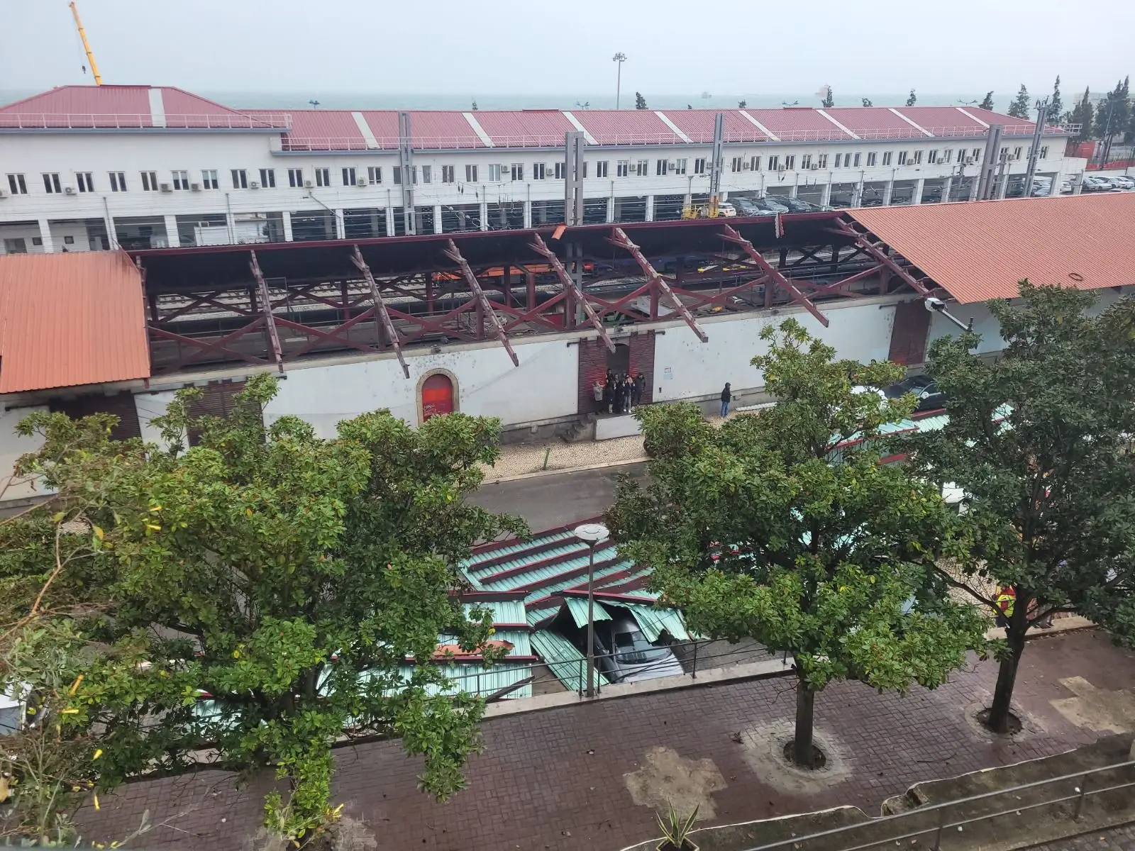 Telhado da estação de Santa Apolónia arrancado devido ao vento forte
