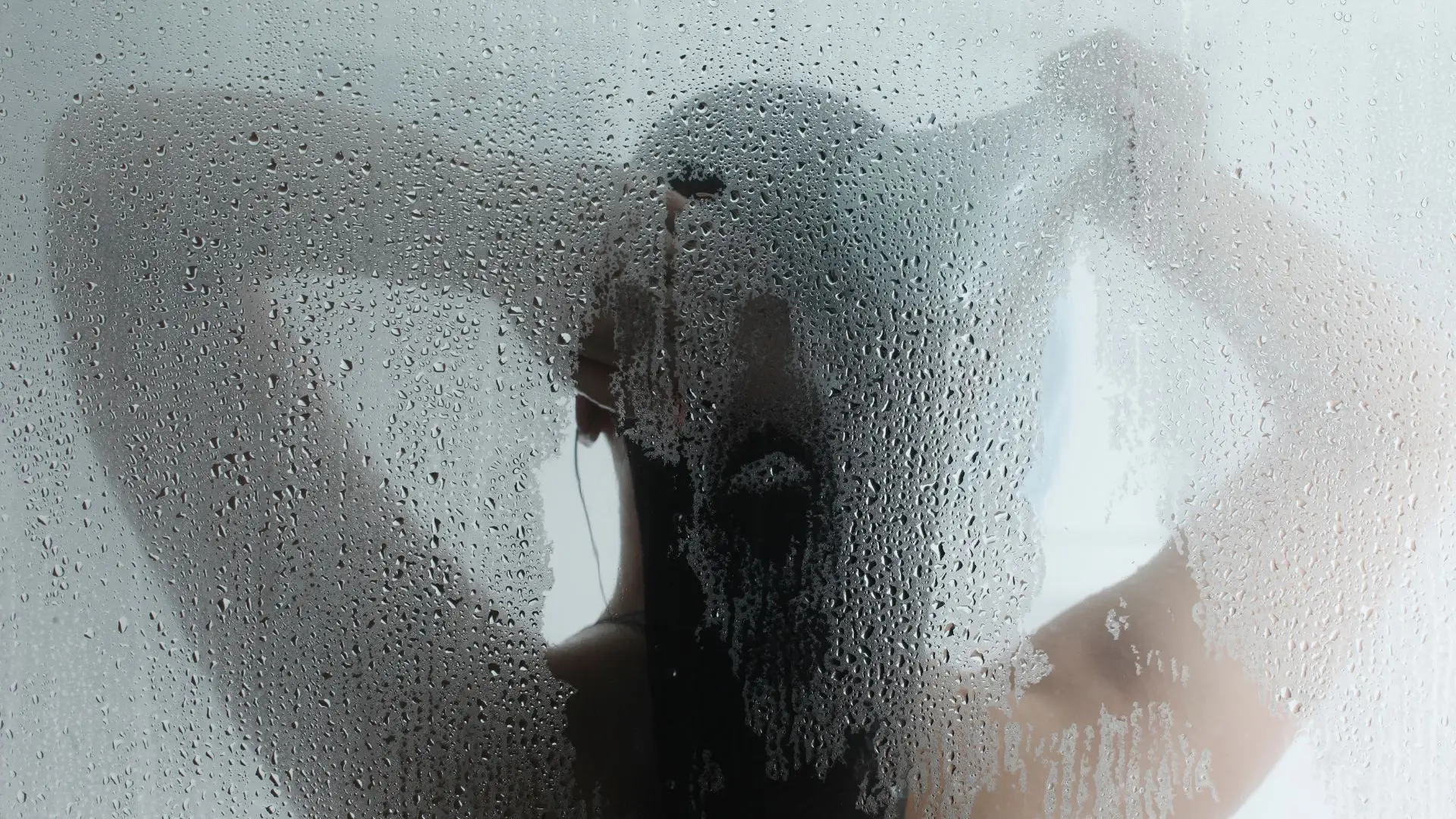 Tomar banho de manhã ou à noite: qual a melhor opção para a saúde?